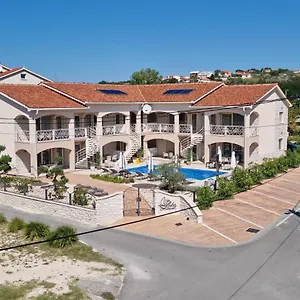 moderni-apartmani-s-vanjskim-bazenom.primorje-gorskikotar.com/